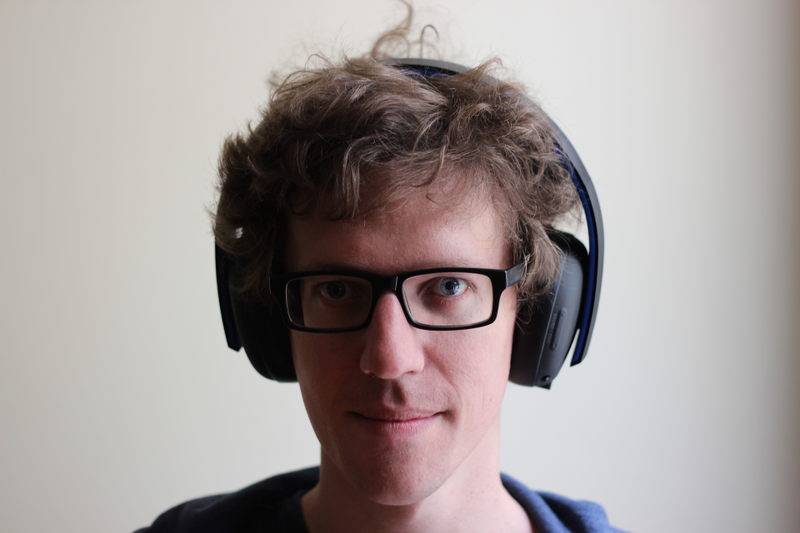 Illustration for article titled The PlayStation Gold Wireless Headset: Not Bad For A Hundred Bucks